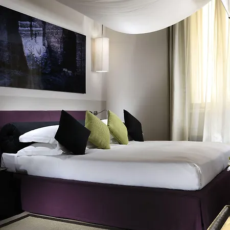 Mario De' Fiori 37 מלון