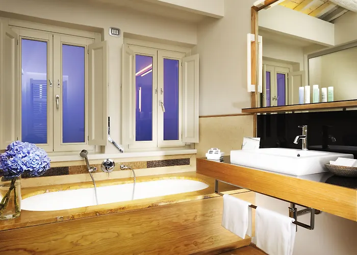 Mario De' Fiori 37 מלון