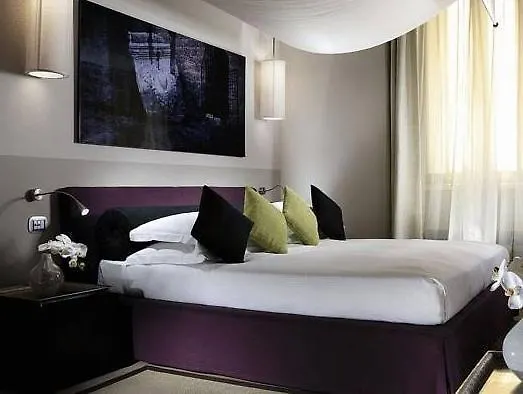 Mario De' Fiori 37 מלון